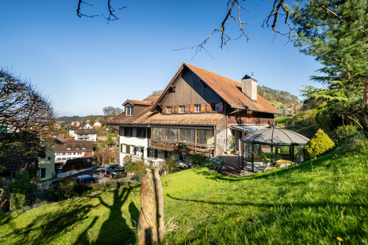 Haus am Hang mit Garten und Wintergarten