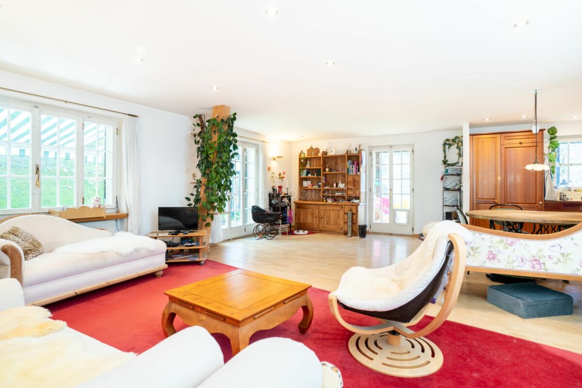 Helles Wohnzimmer mit offener Esszone
