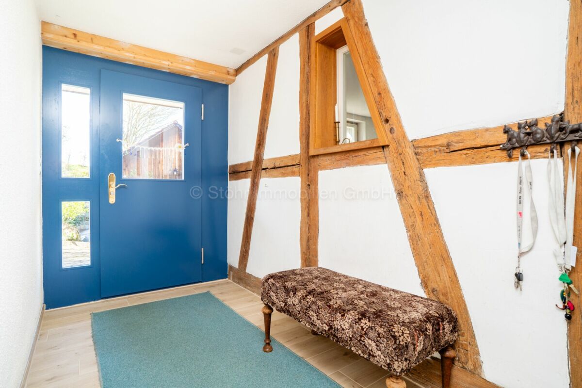 Eingangsbereich mit blauem Haustür-Element