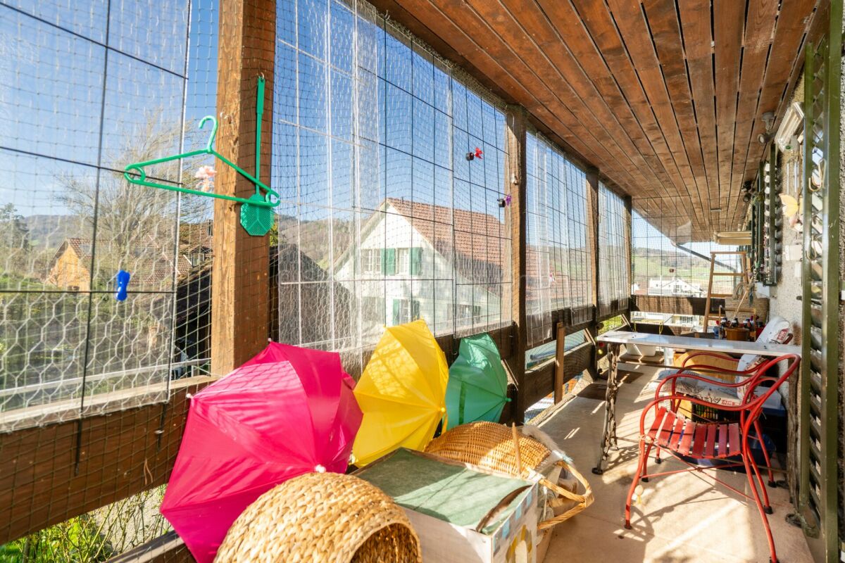 Überdachte Balkon- oder Loggiafläche mit Blick ins Umland