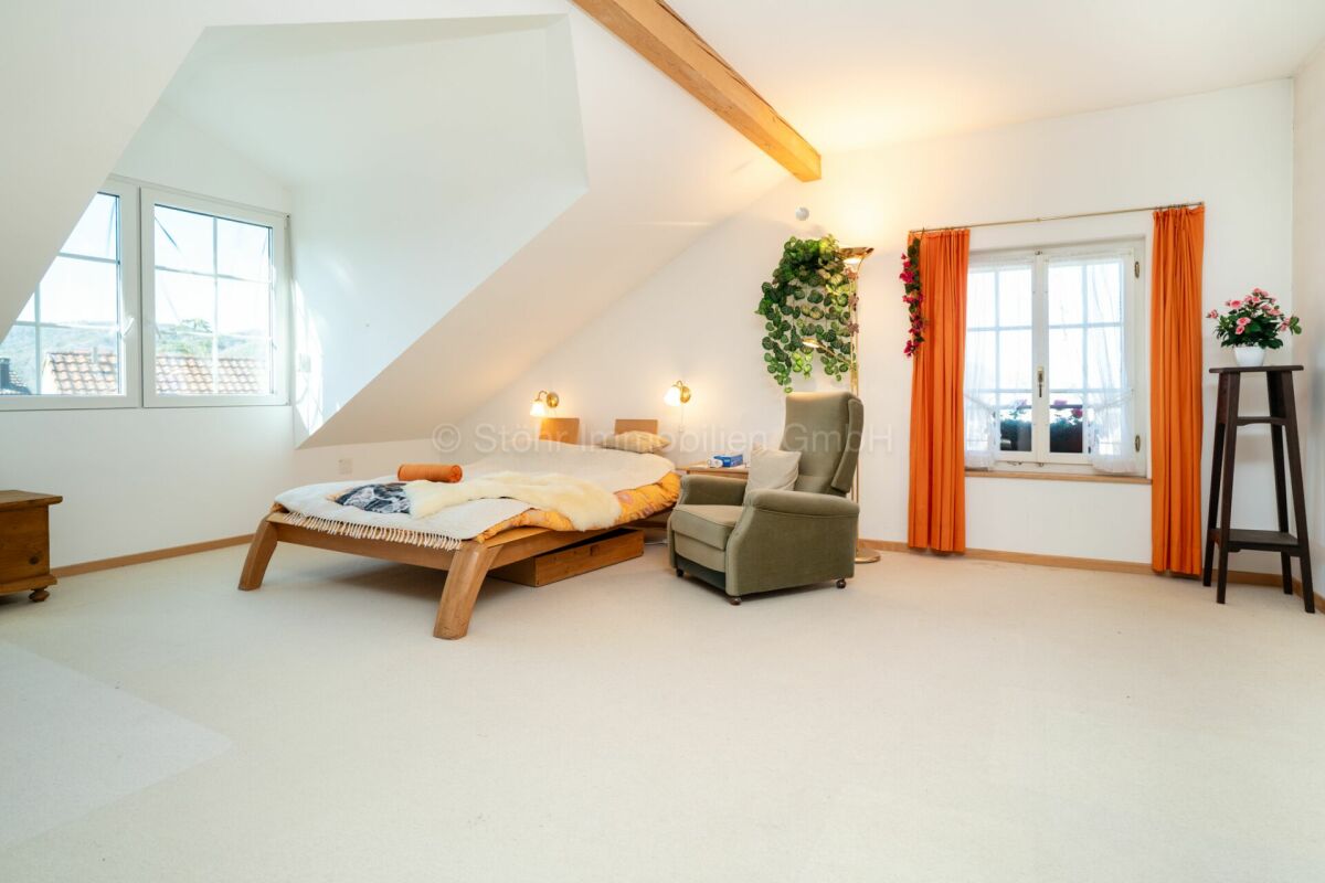 Helles Schlafzimmer mit Dachschräge