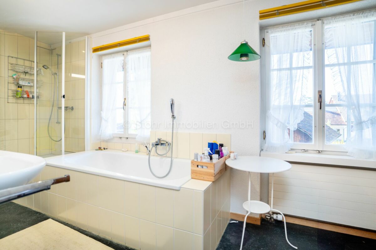 Badezimmer mit Badewanne und Dusche