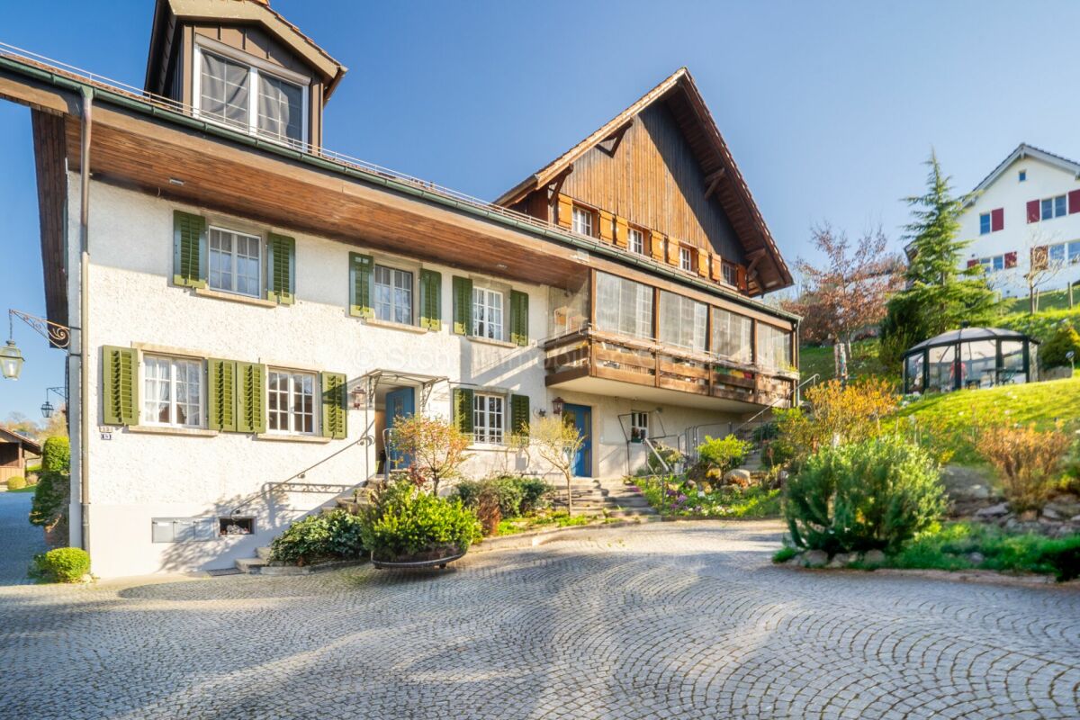Historisches Wohnhaus mit Holzgiebel und Gartenanlage