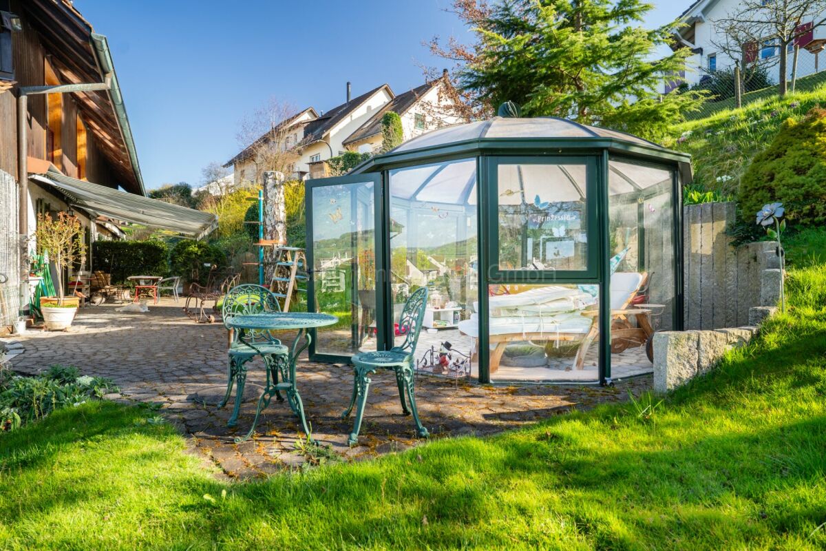 Garten mit gläsernem Pavillon