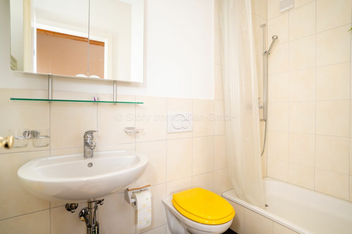 Helles Badezimmer mit Badewanne und WC