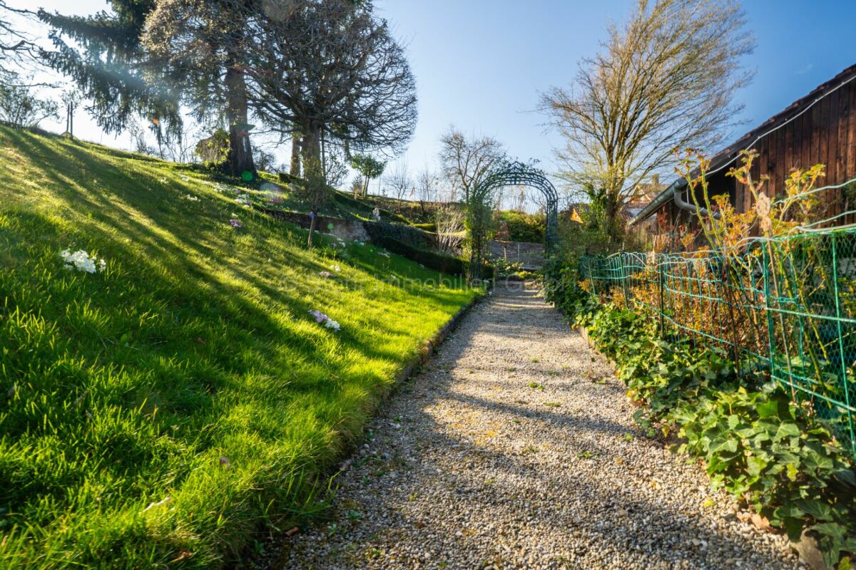 Gartenweg an einem sonnigen Hang