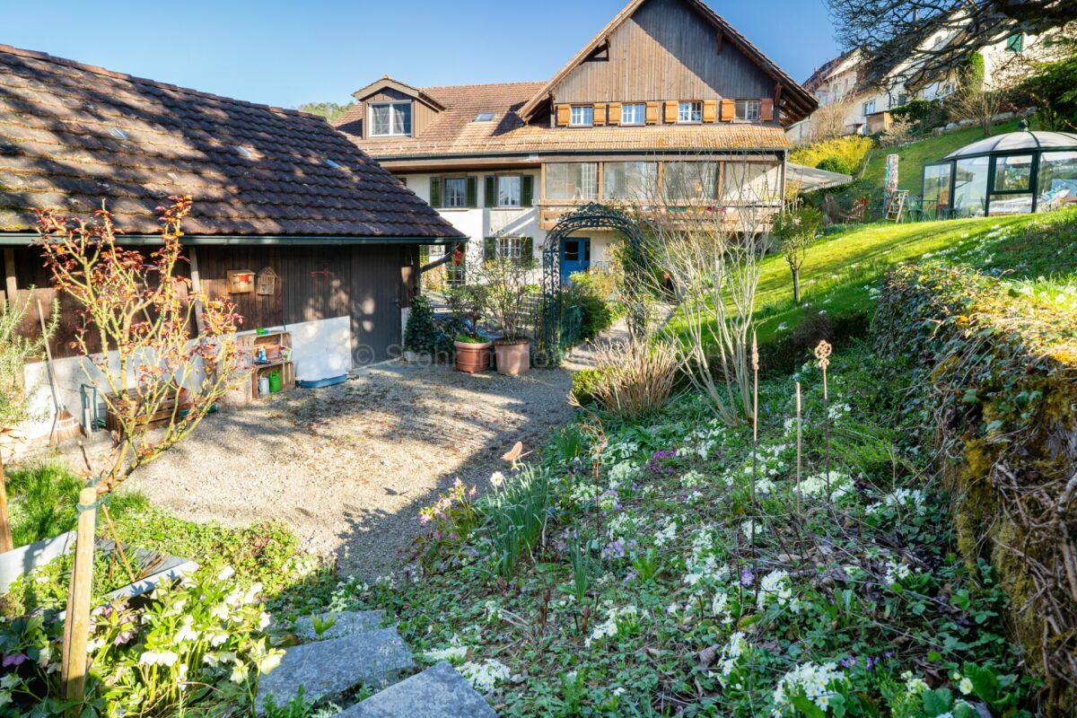 Gartenansicht eines Hauses mit Nebengebäude