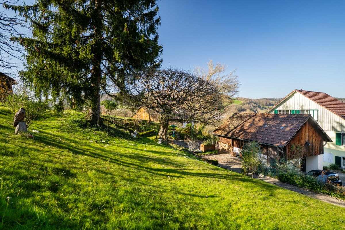 Ländliches Anwesen mit Garten und Nebengebäuden