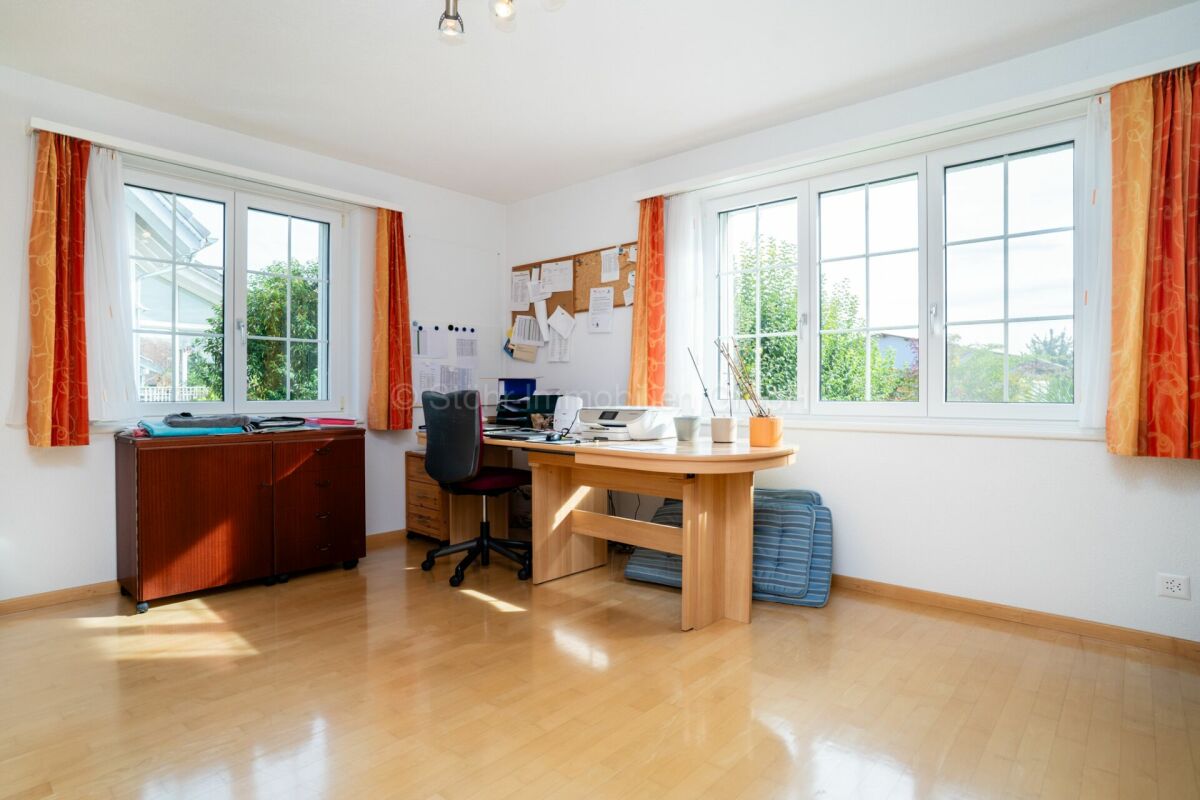Heller Arbeitsraum mit großen Fenstern