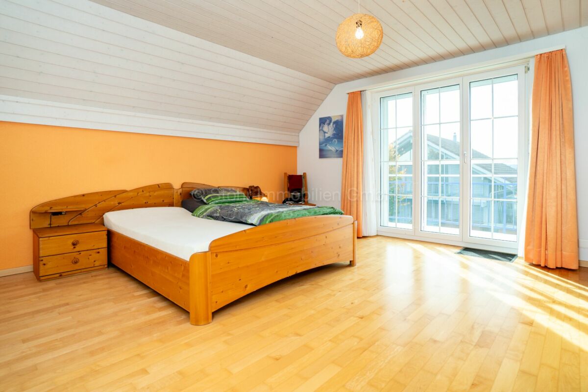 Helles Schlafzimmer mit Dachschräge