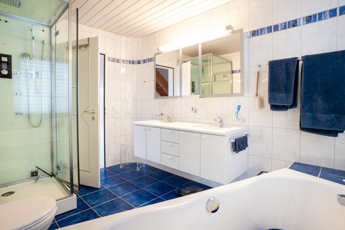 Modernes Badezimmer mit Dusche und Badewanne