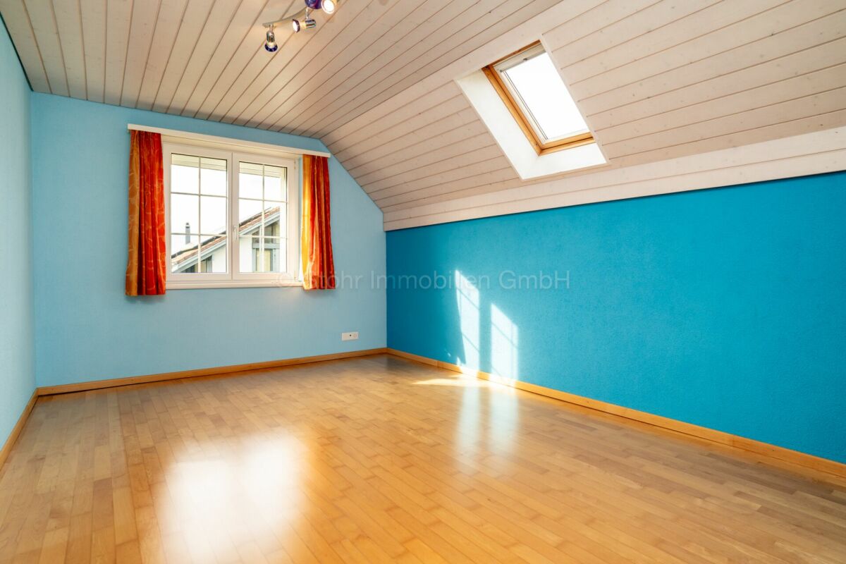 Heller Dachraum mit Holzboden