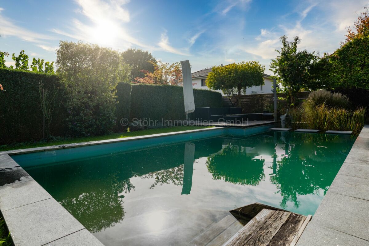 Pool mit Garten