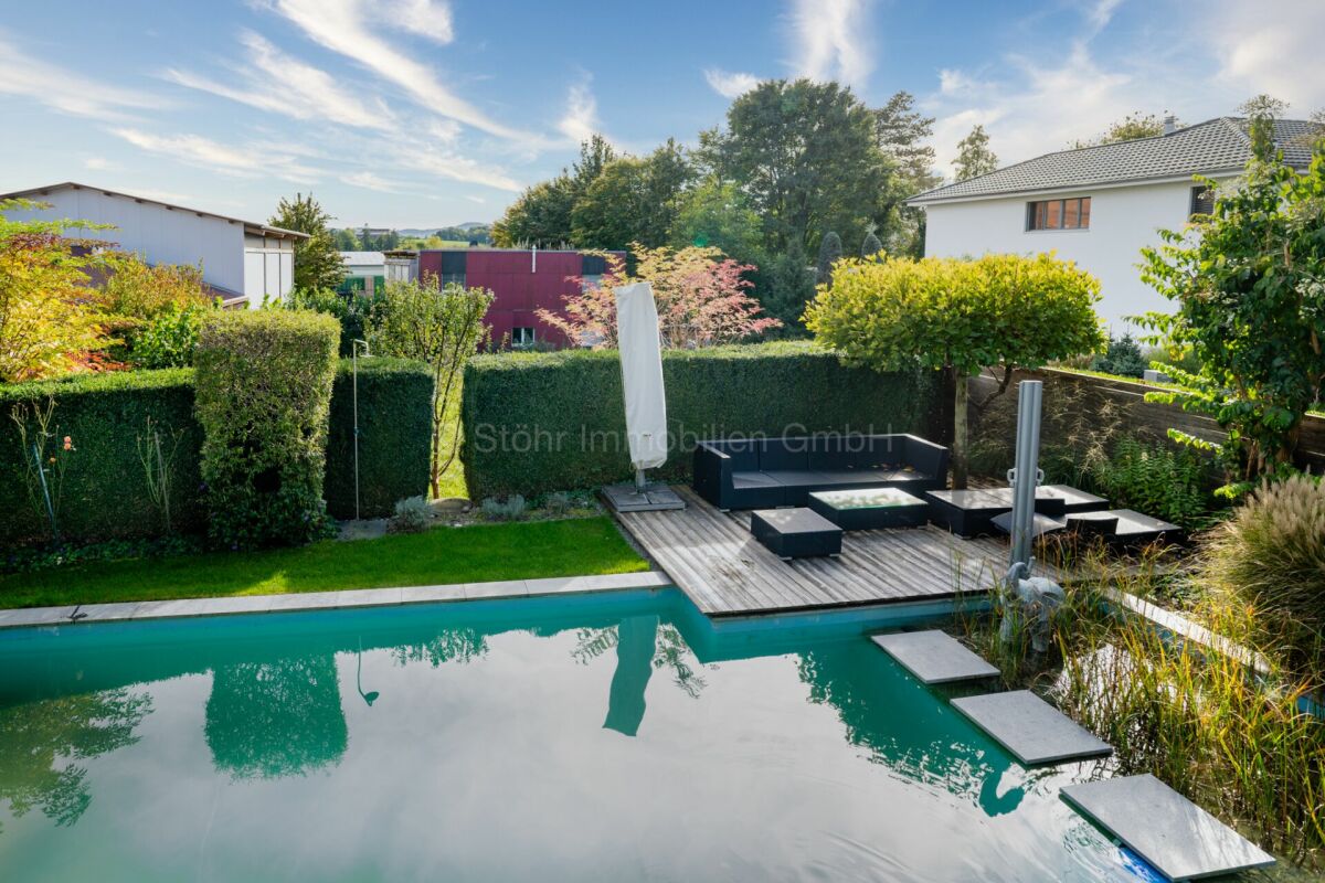 Garten mit Pool und Lounge-Terrasse