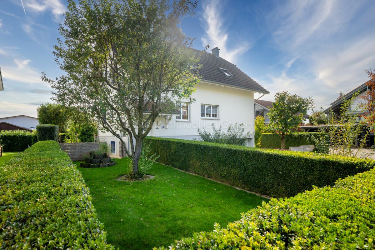 Gepflegter Vorgarten mit Wohnhaus