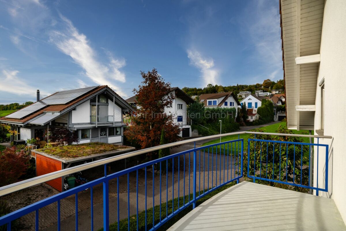Balkon mit Blick auf Wohnstraße