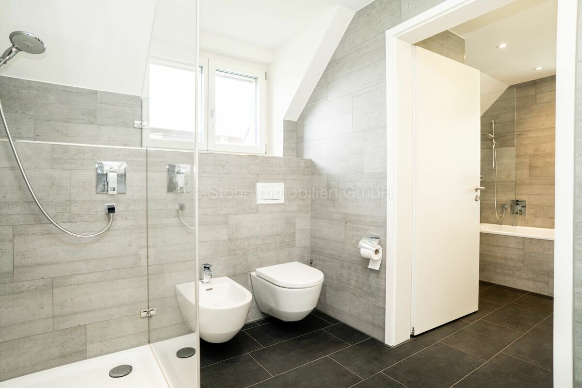 Modernes Badezimmer mit Dusche, WC und Bidet
