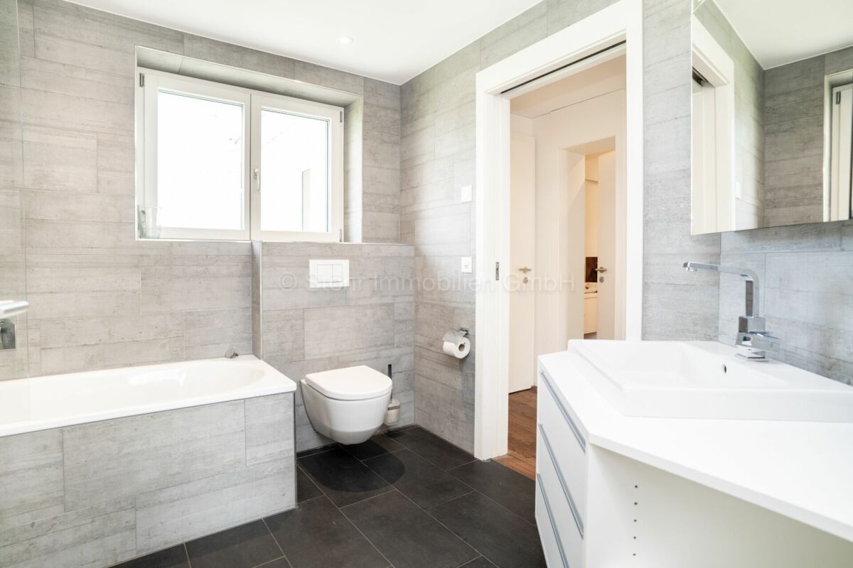 Modernes Badezimmer mit Badewanne, WC und Waschtisch