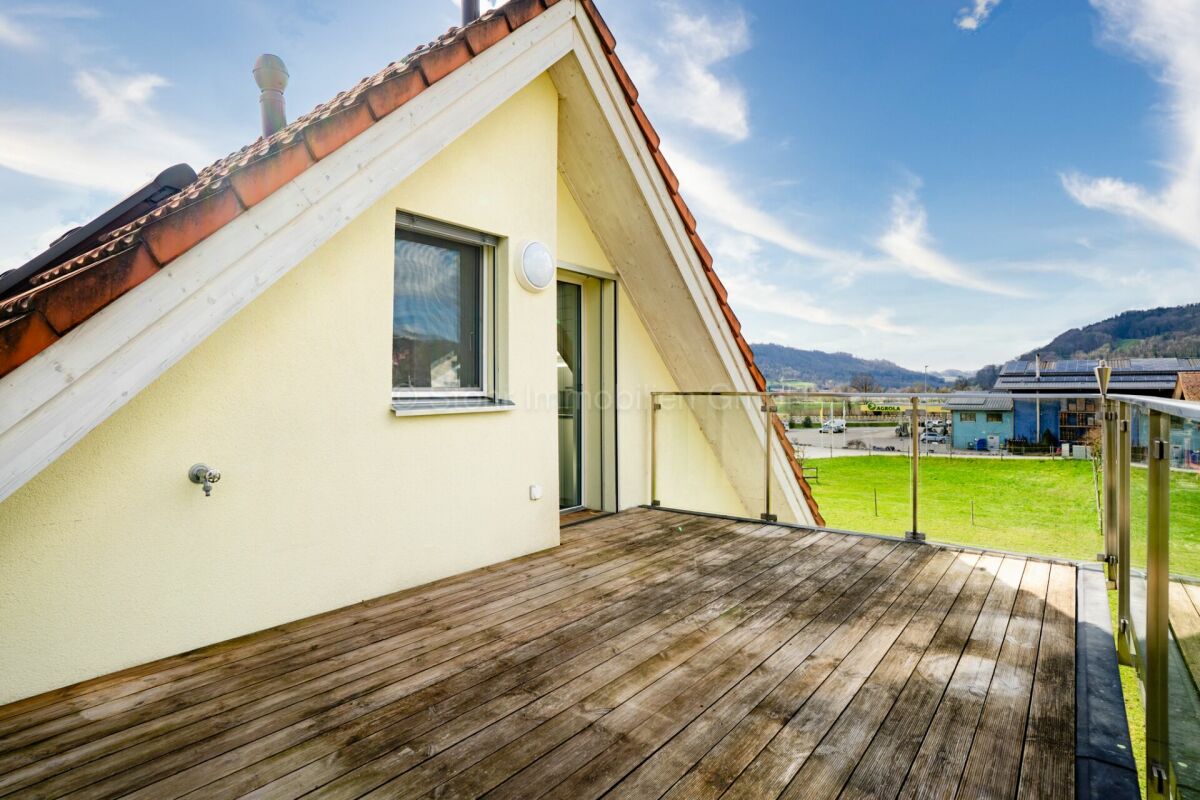 Dachterrasse mit Holzbelag und Blick ins Grüne
