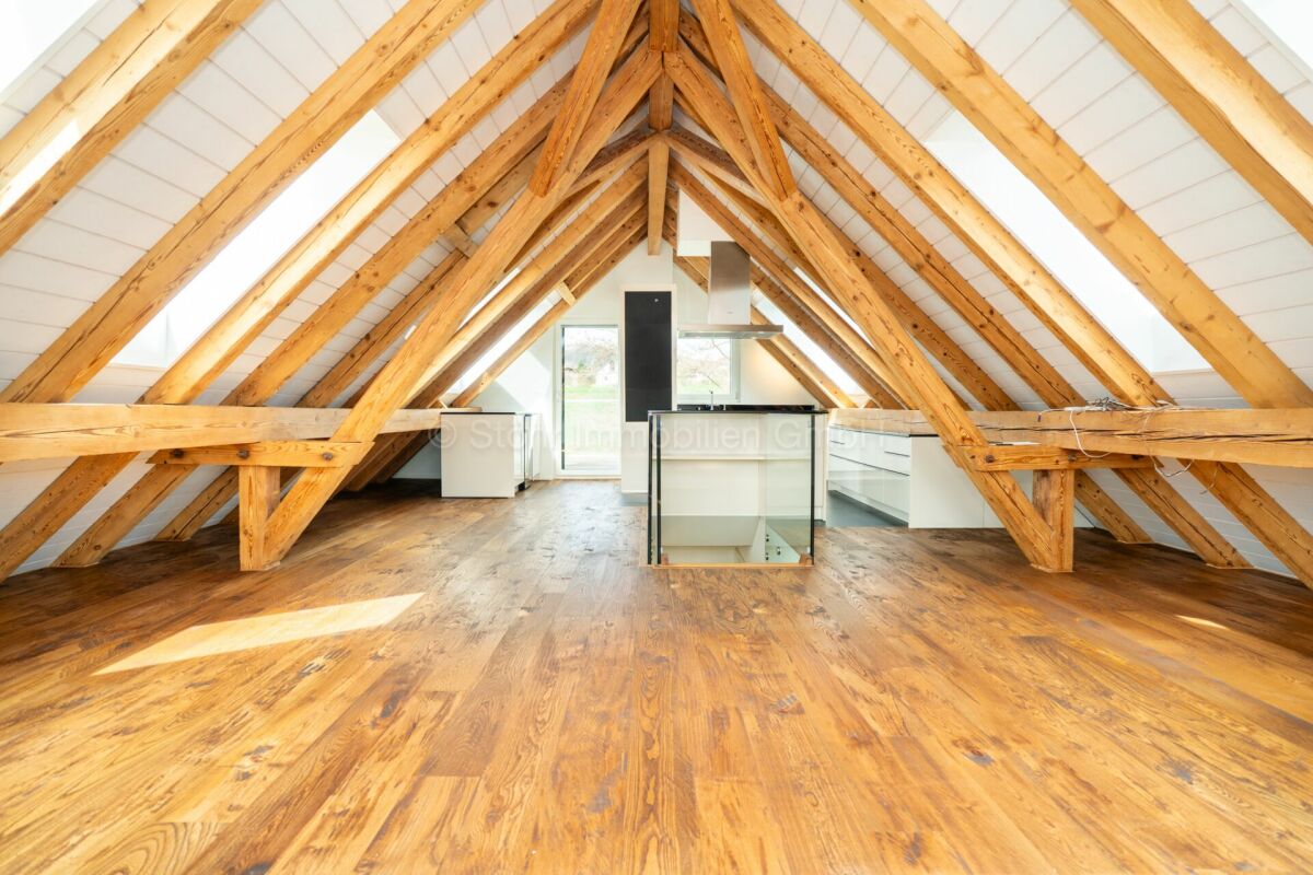 Ausgebauter Dachboden mit sichtbarer Holzbalkenkonstruktion