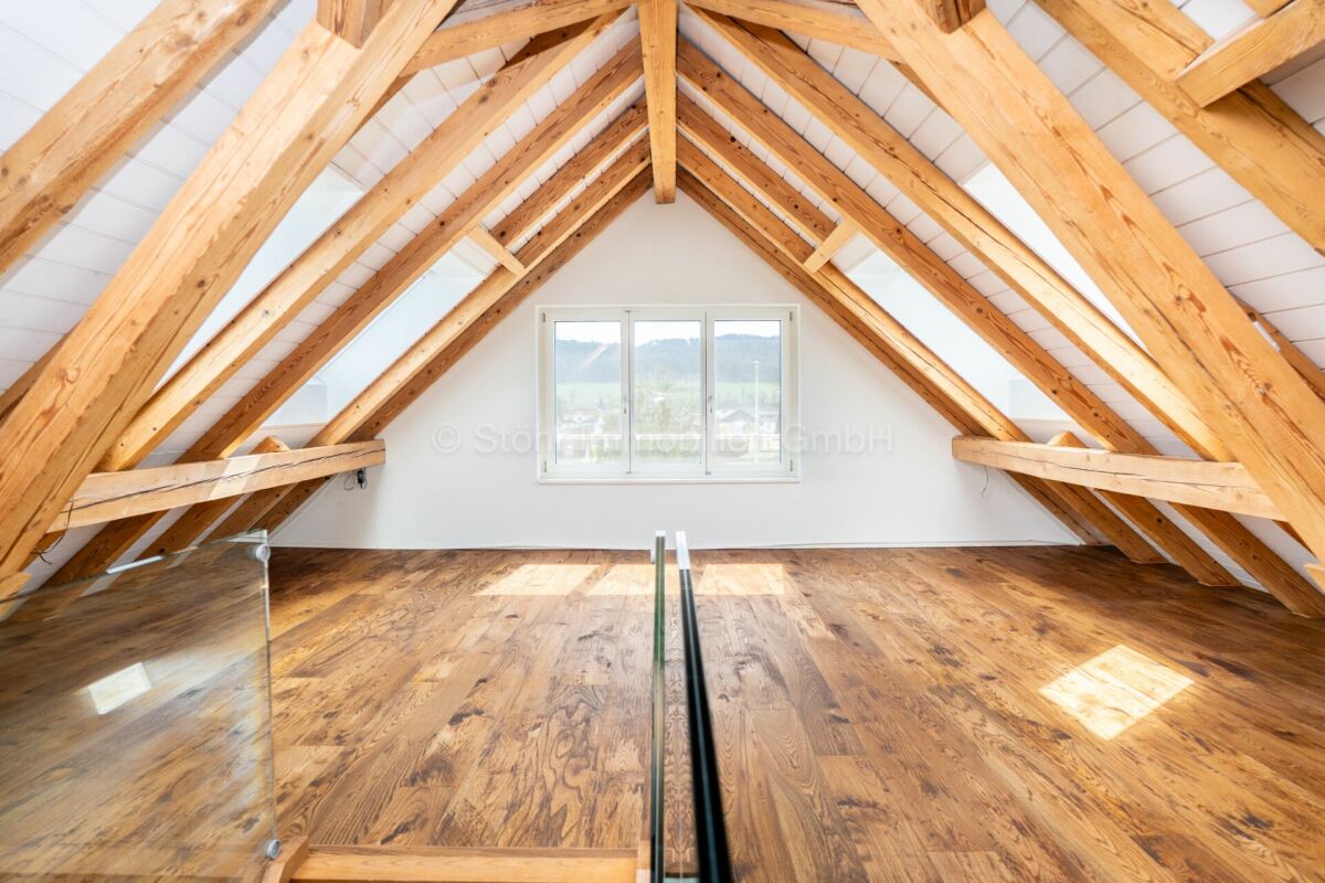 Dachgeschoss mit sichtbaren Holzsparren