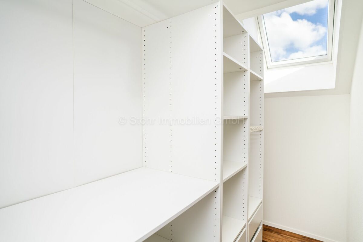 Begehbarer Kleiderschrank mit Dachfenster