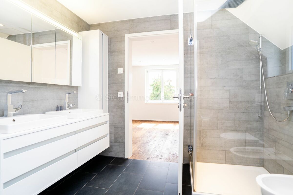 Modernes Bad mit Doppelwaschbecken und Dusche