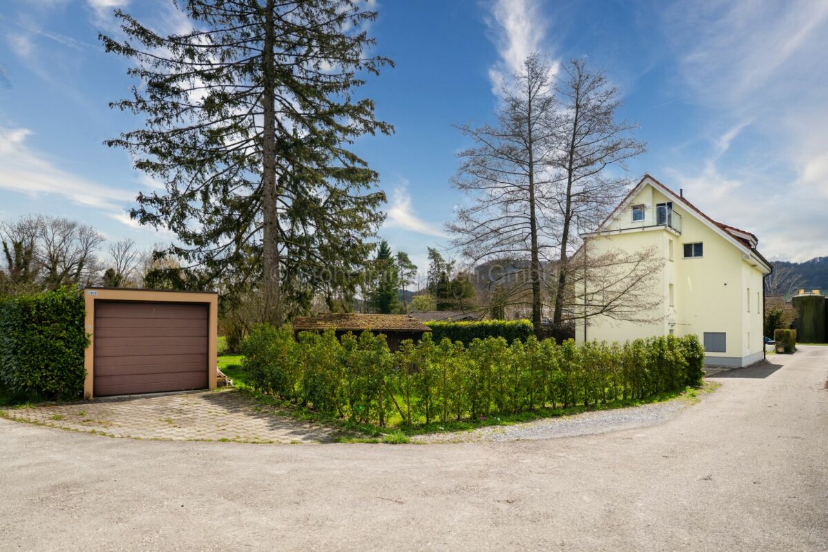 Einfamilienhaus mit Garage und Garten