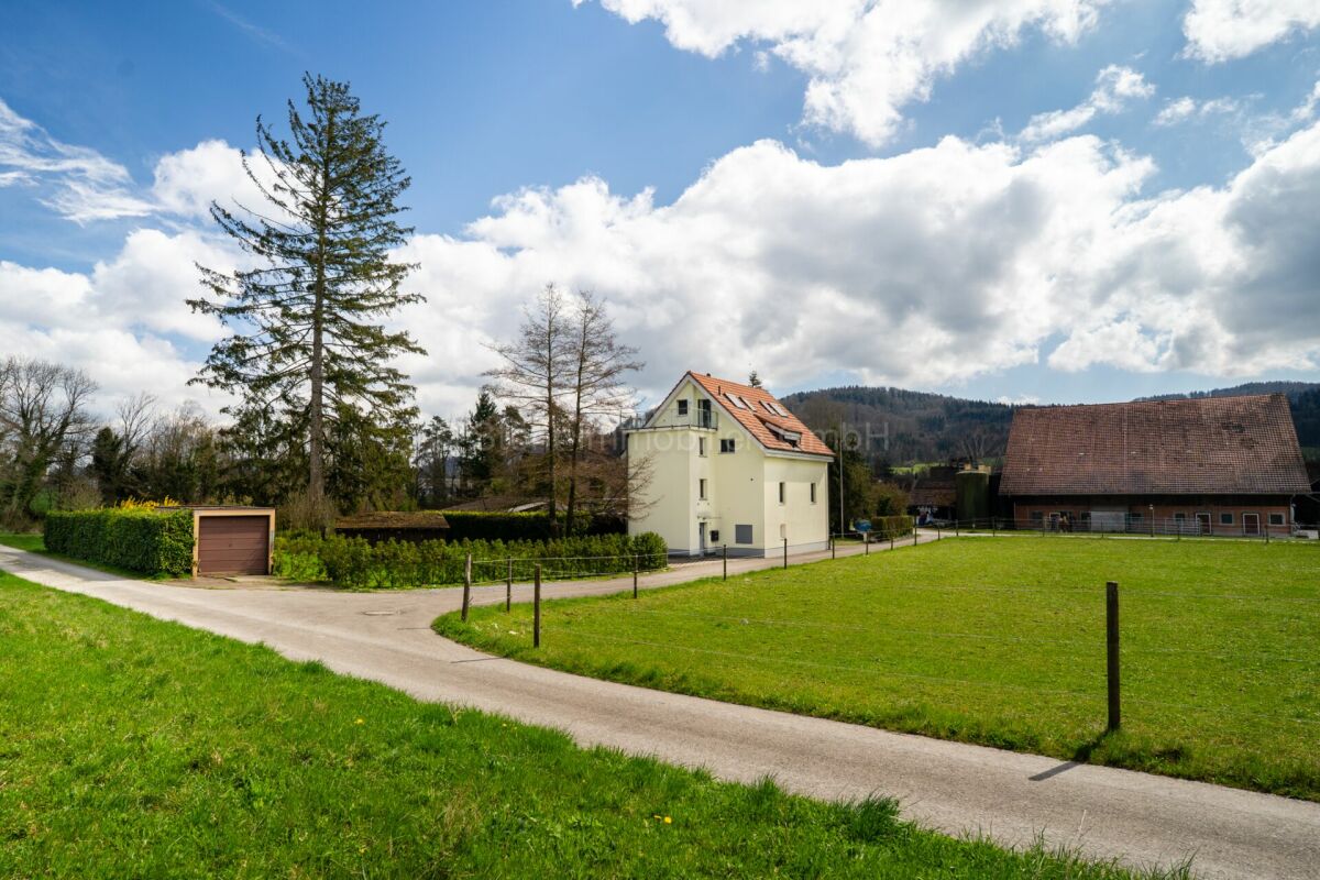 Ländliches Anwesen mit Haus und Nebengebäude