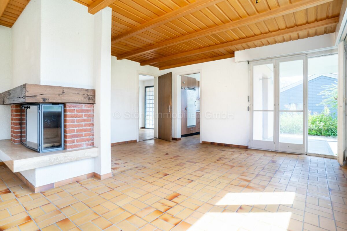 Wohnraum mit Kamin und Terrassenzugang