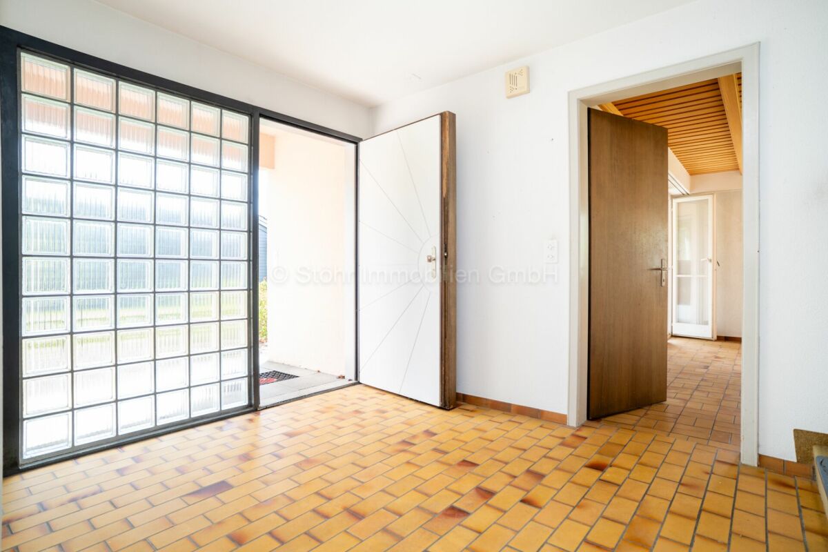 Eingangsbereich mit Glaselementen und Fliesenboden