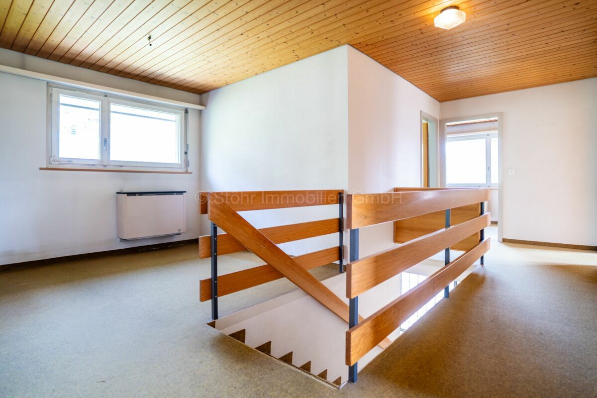 Treppenhaus mit Holzgeländer
