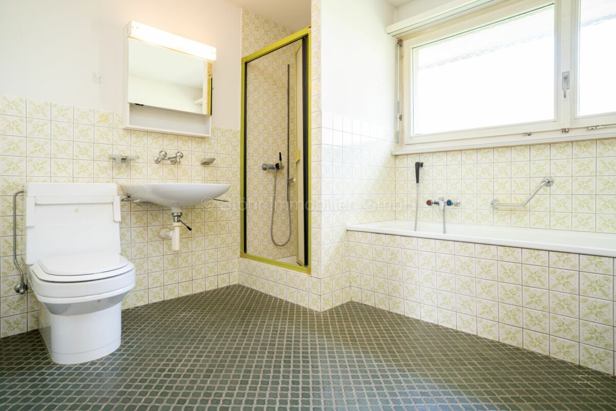Altmodisches Badezimmer mit Toilette, Waschbecken und Badewanne