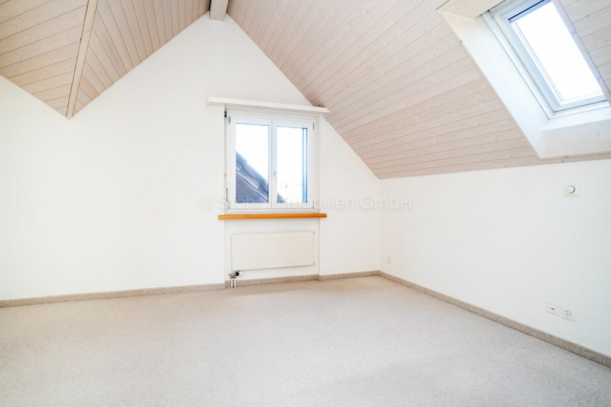 Heller Dachraum mit Dachfenster