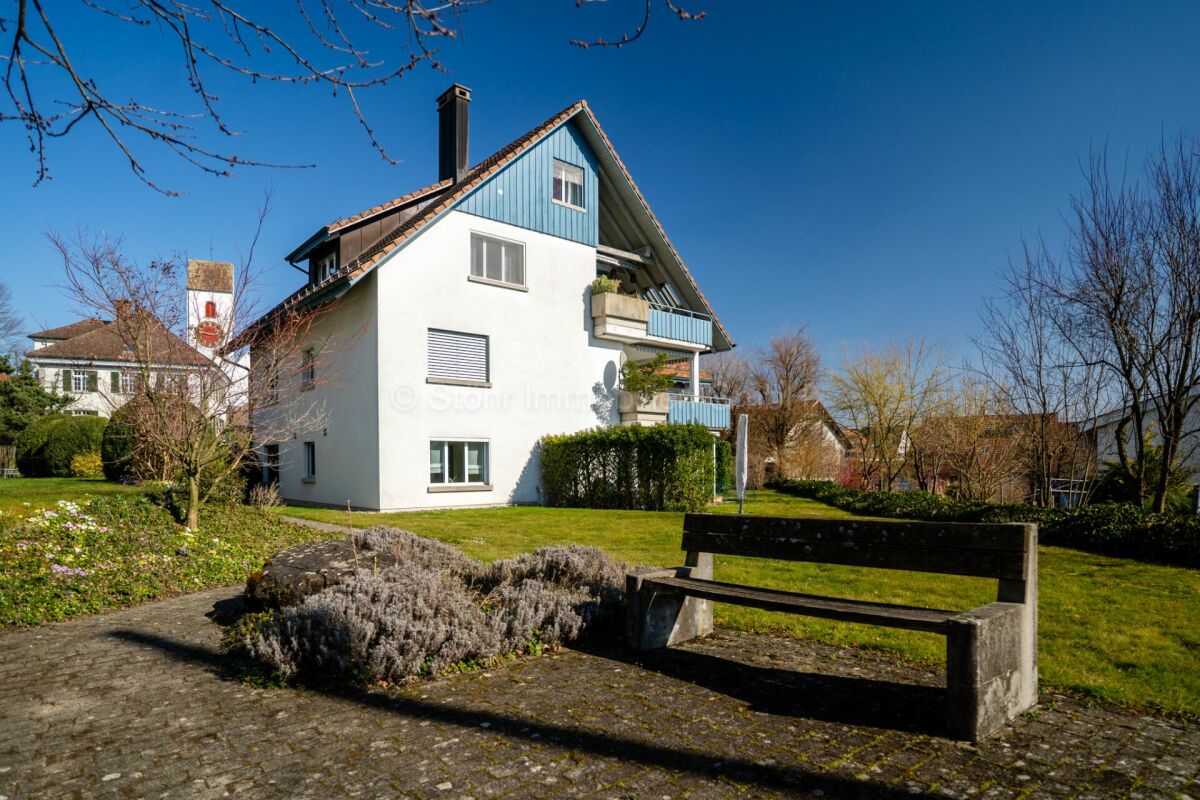 Außenansicht eines Wohnhauses mit Garten