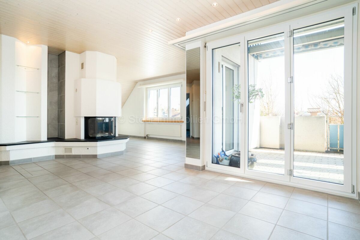 Heller Wohnraum mit verglastem Zugang zur Terrasse