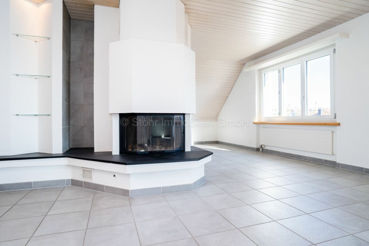 Wohnzimmer mit Kamin und Dachschräge