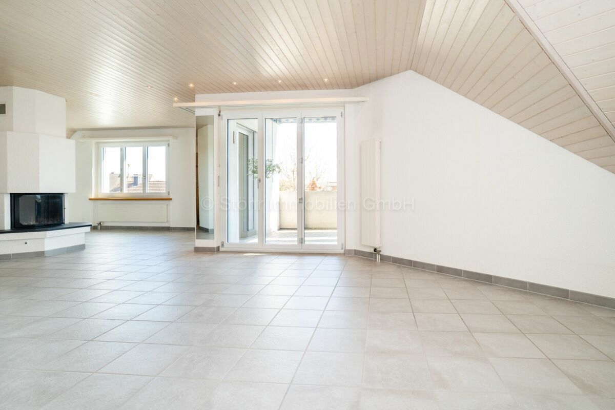 Heller Wohnraum mit Kamin und Terrasse