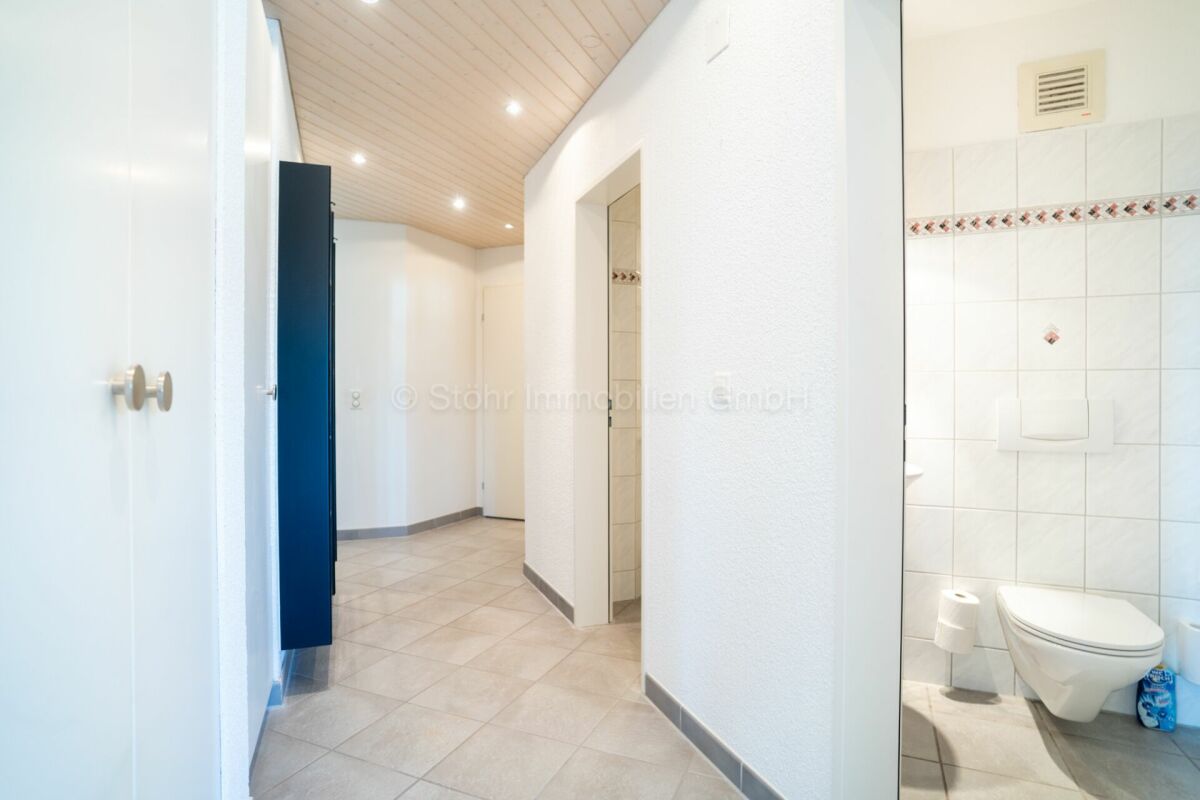Heller Flur mit angrenzendem WC