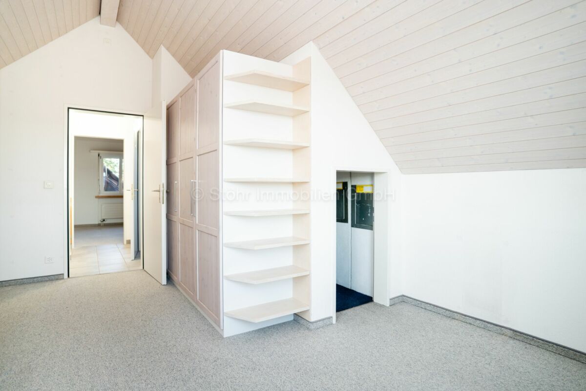 Dachzimmer mit Einbauschrank und Treppe