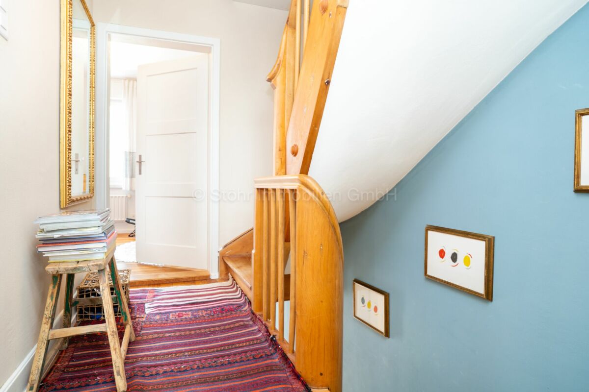 Treppenhausflur mit Holztreppe