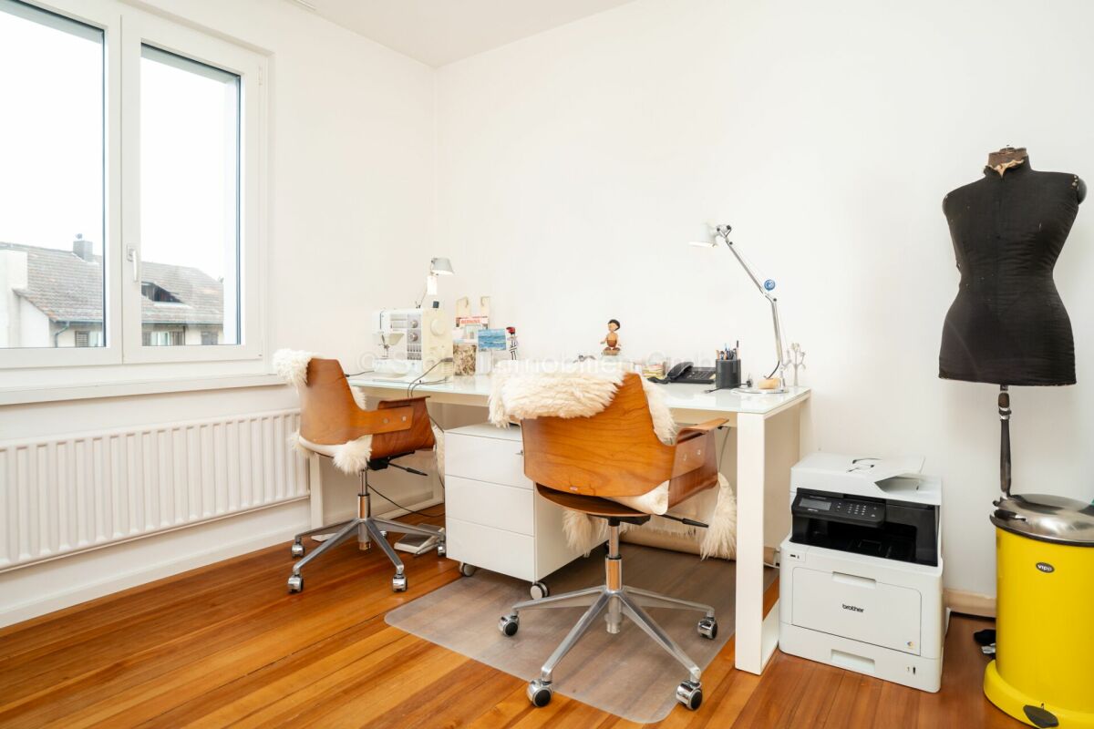 Helles Arbeitszimmer mit Näh- und Schreibtisch