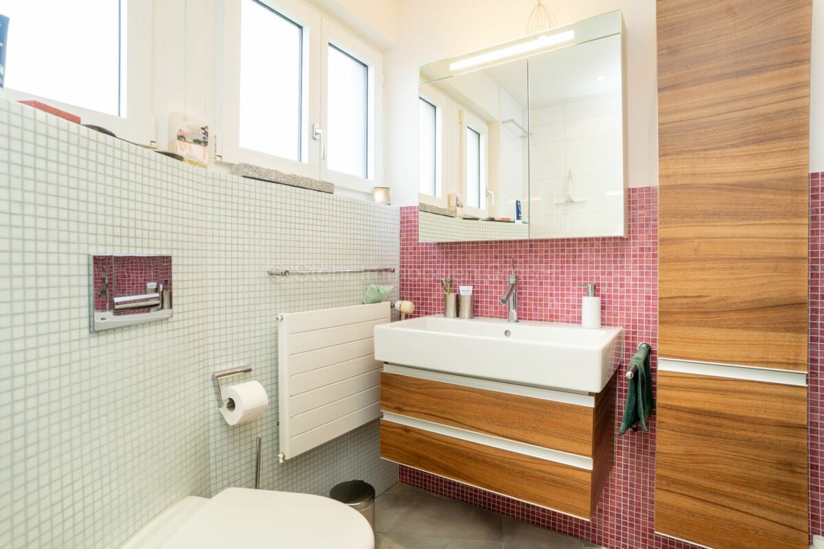 Modernes Badezimmer mit Waschtisch und Mosaikfliesen