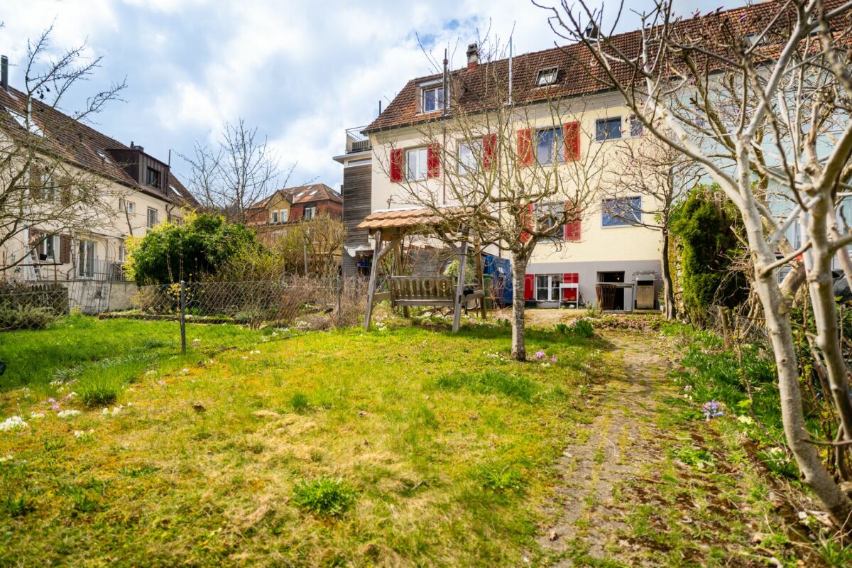 Garten mit Wohnhaus und Sitzplatz