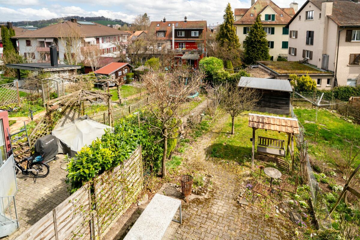 Großer Garten mit Nachbarhäusern