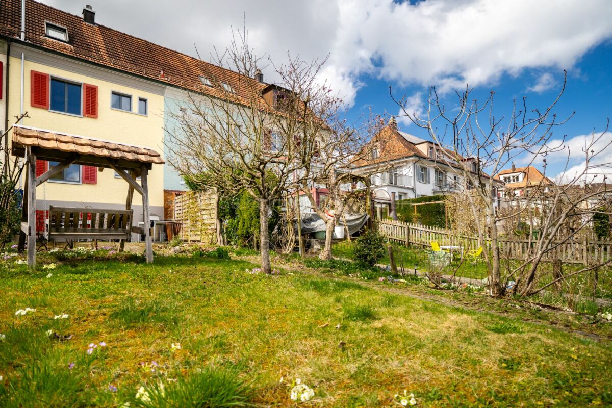 Garten mit benachbarter Wohnbebauung