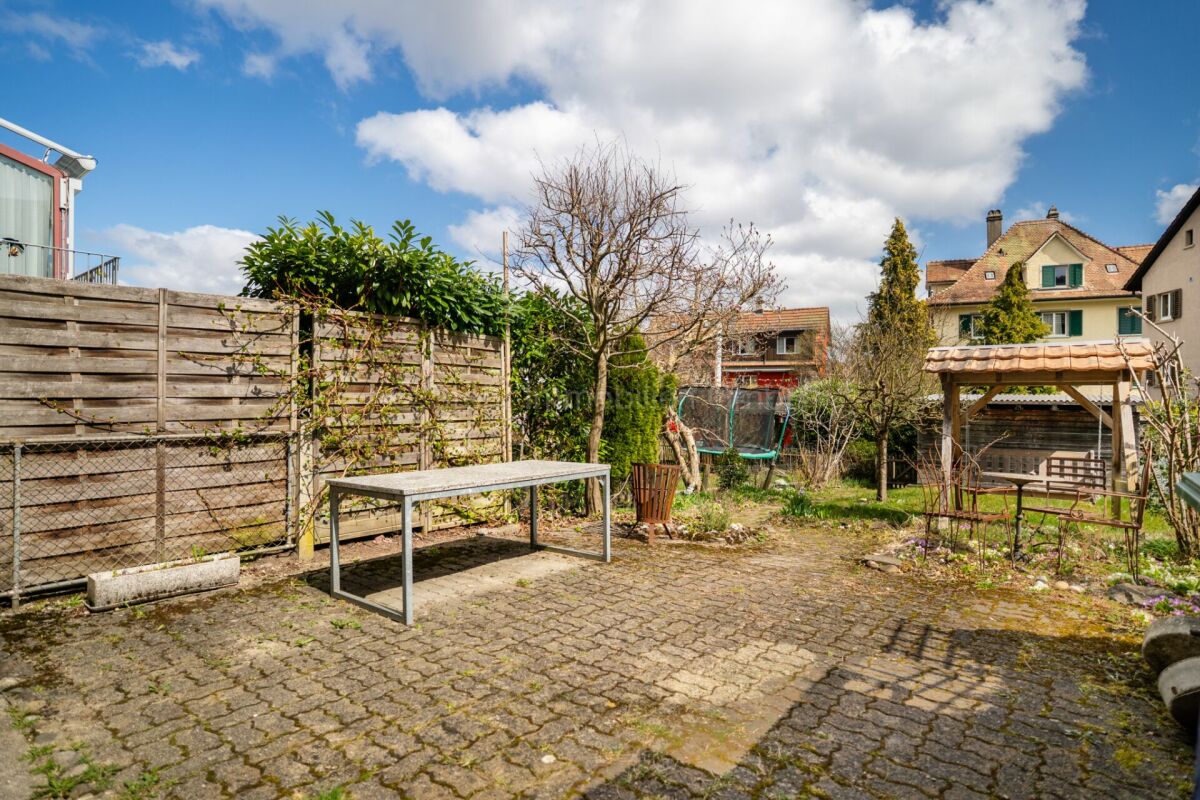 Garten mit gepflasterter Terrasse