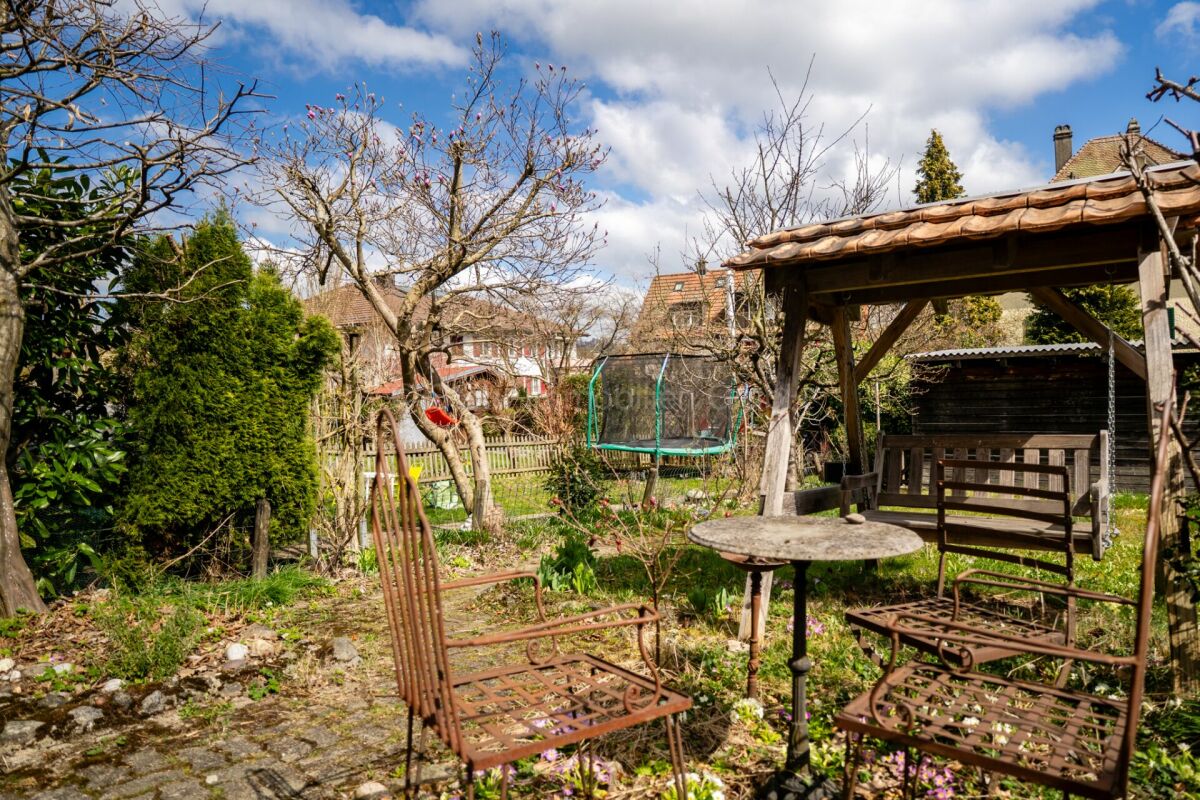 Garten mit Sitzbereich und Spielbereich