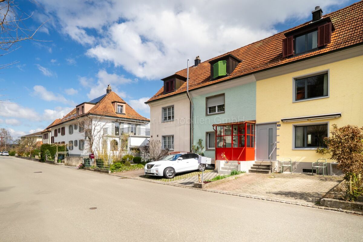Straßenansicht eines Wohnhauses mit Satteldach