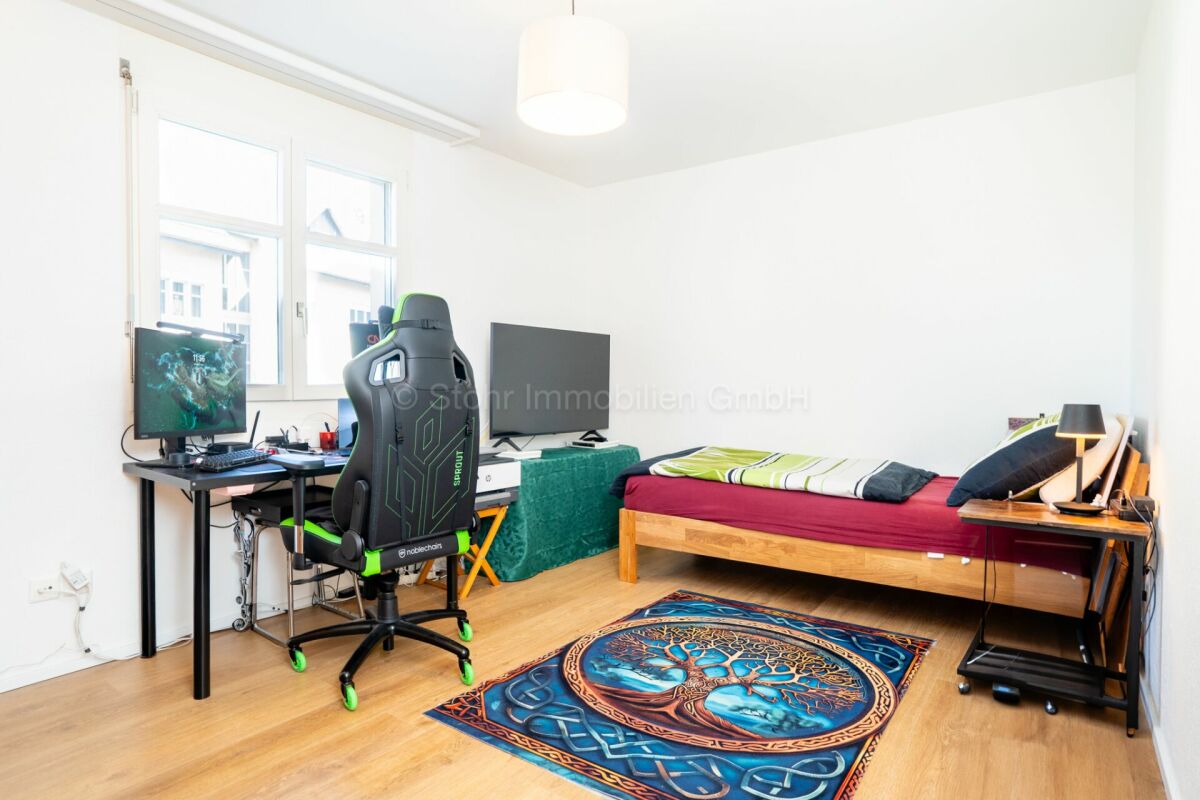 Helles Schlafzimmer mit Arbeitsbereich